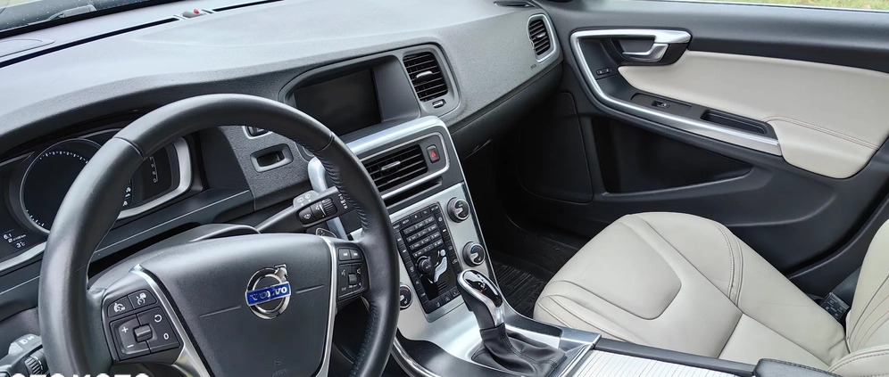 Volvo V60 cena 65000 przebieg: 212000, rok produkcji 2016 z Warszawa małe 56